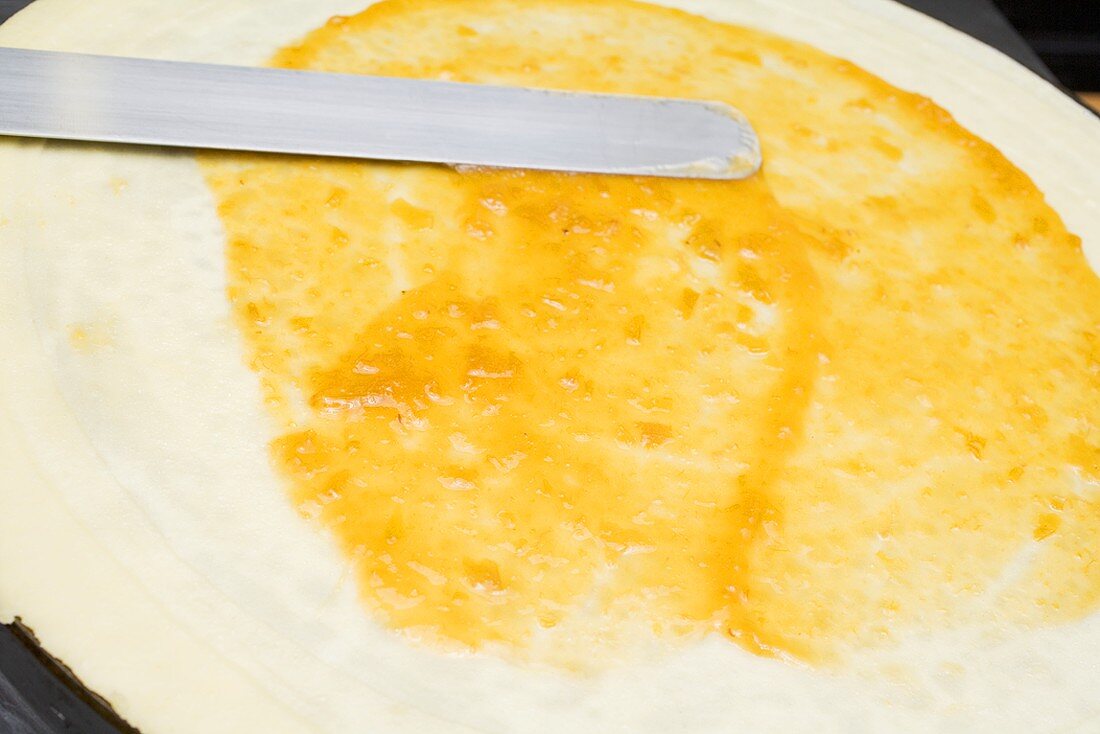 Crepe mit Marmelade bestreichen