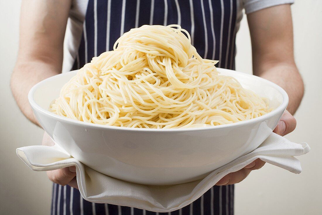 Cooked spaghetti in large bowl