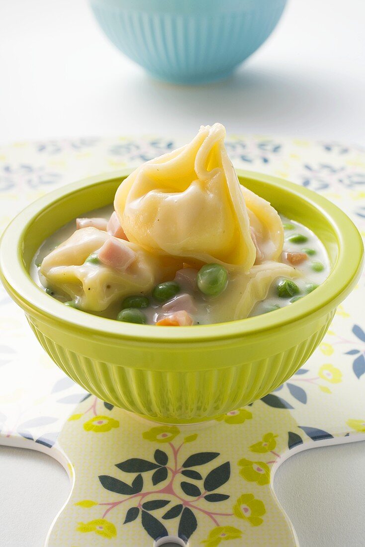 Tortellini mit Erbsen, Schinken und Sahnesauce