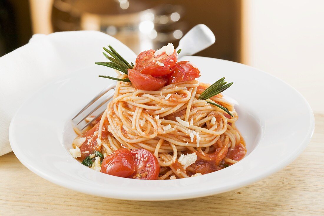 Spaghetti with tomatoes and rosemary