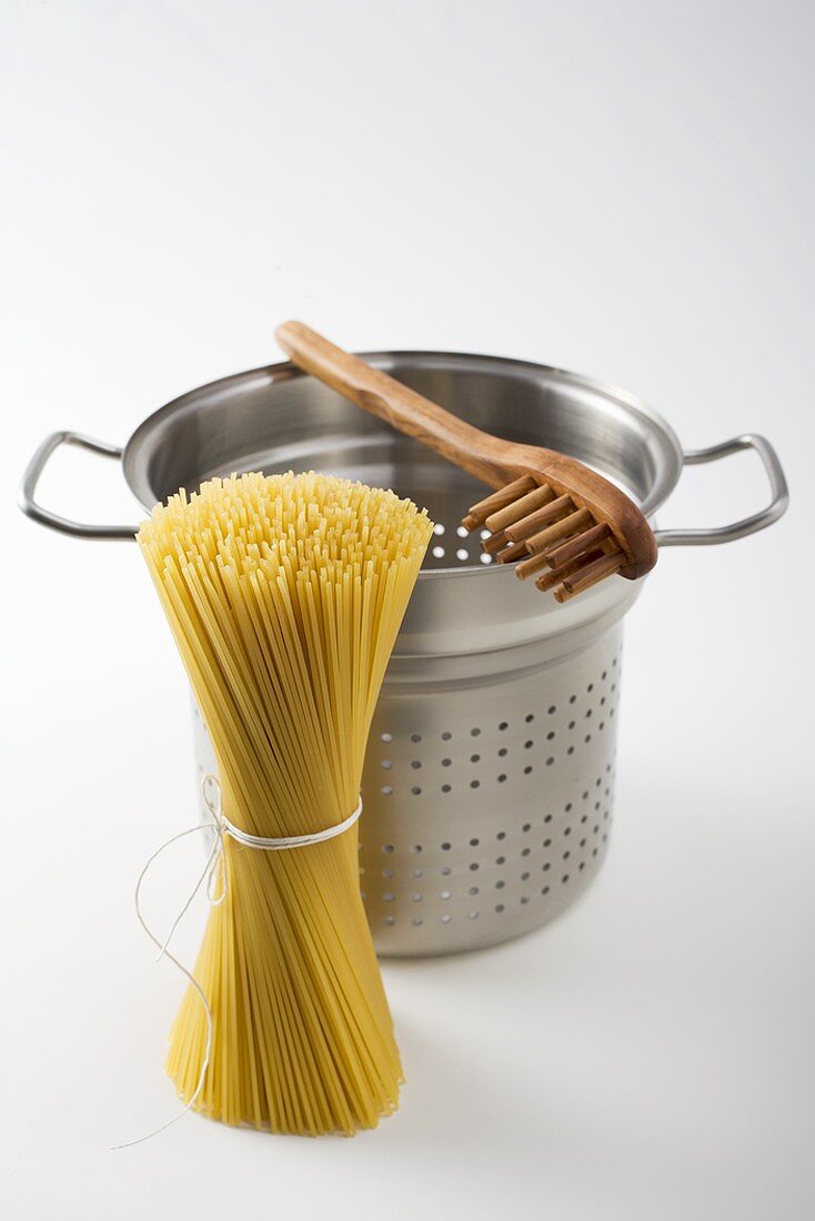 Spaghetti, perforated basket from pasta pan & spaghetti server