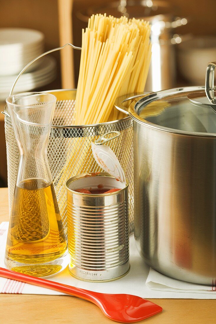 Spaghetti, tin of tomatoes, oil and pan