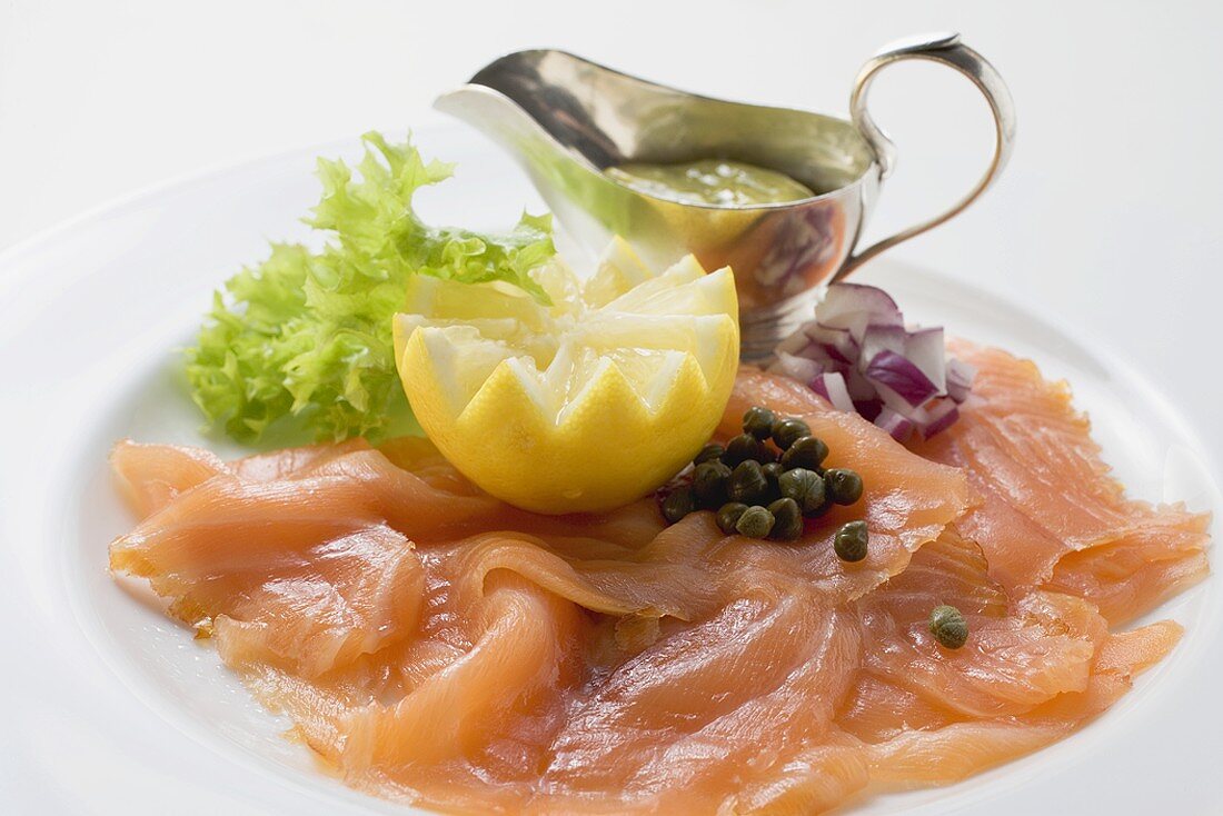 Smoked salmon with capers, mayonnaise and lemon