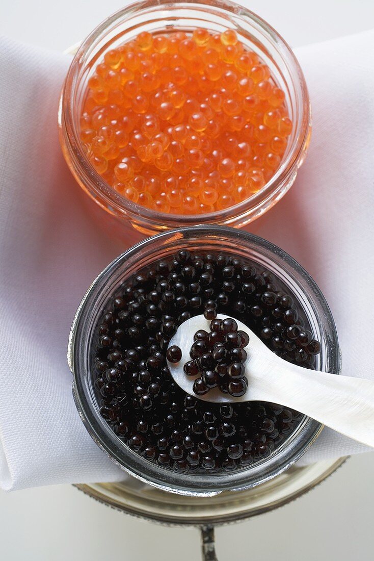 Schwarzer Kaviar und Keta-Kaviar in Gläsern (Draufsicht)