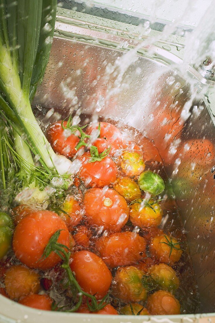 Tomaten und Frühlingszwiebeln waschen