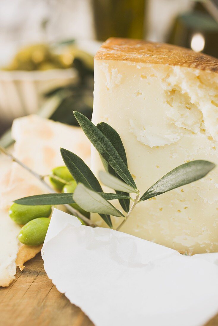 Parmesan und grüne Oliven