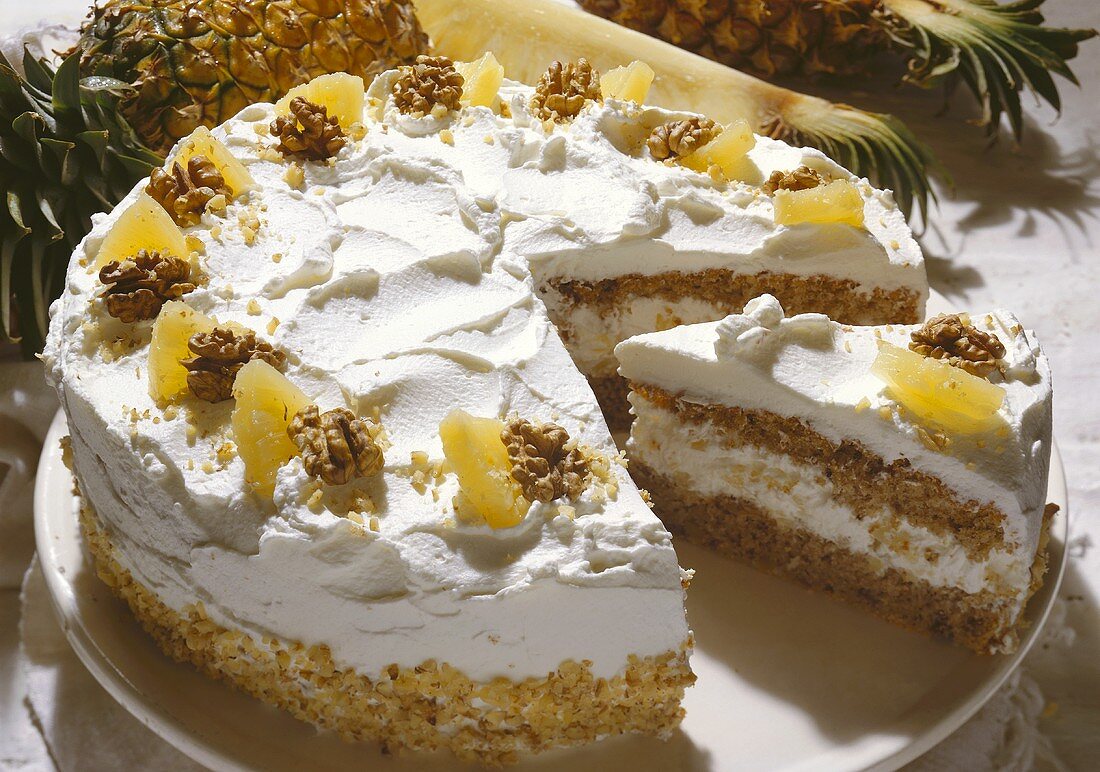 Sahne-Biskuit-Torte mit Ananas