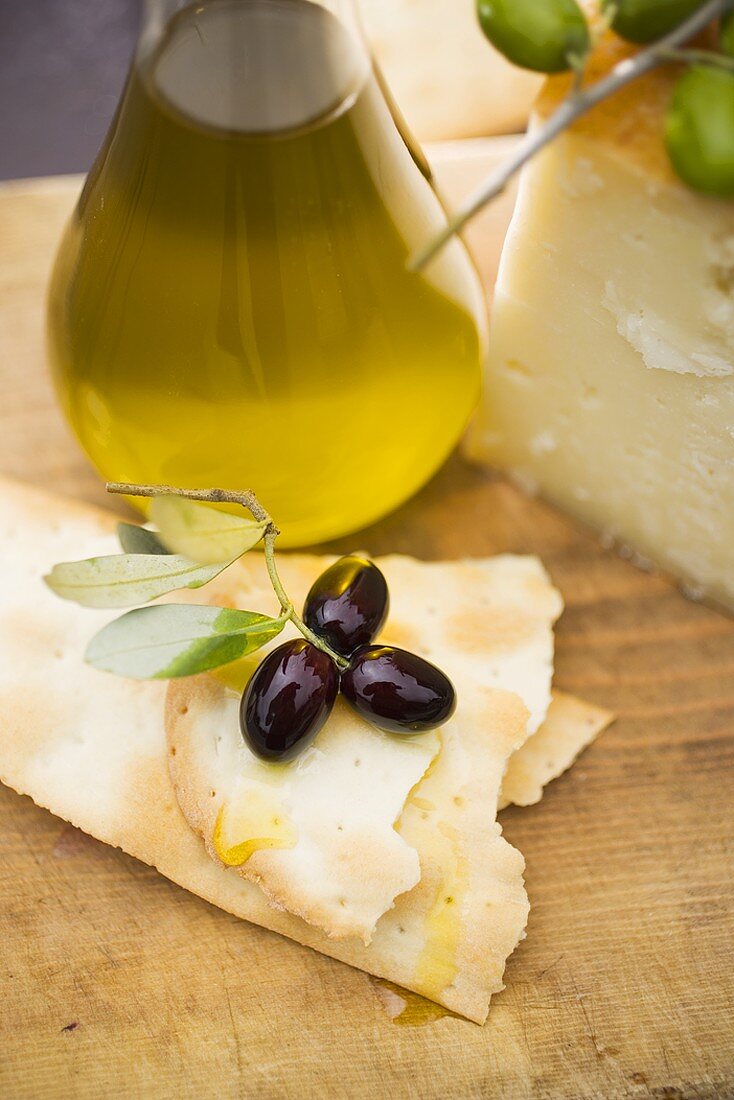 Oliven, Cracker, Olivenöl und Parmesan