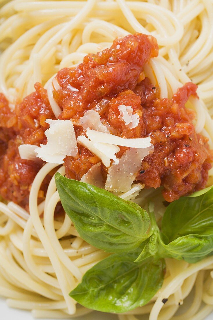 Spaghetti mit Tomatensauce, Basilikum und Parmesan