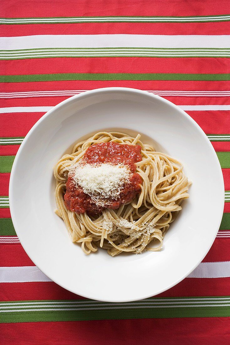 Selbstgemachte Bandnudeln mit Tomatensauce und Parmesan