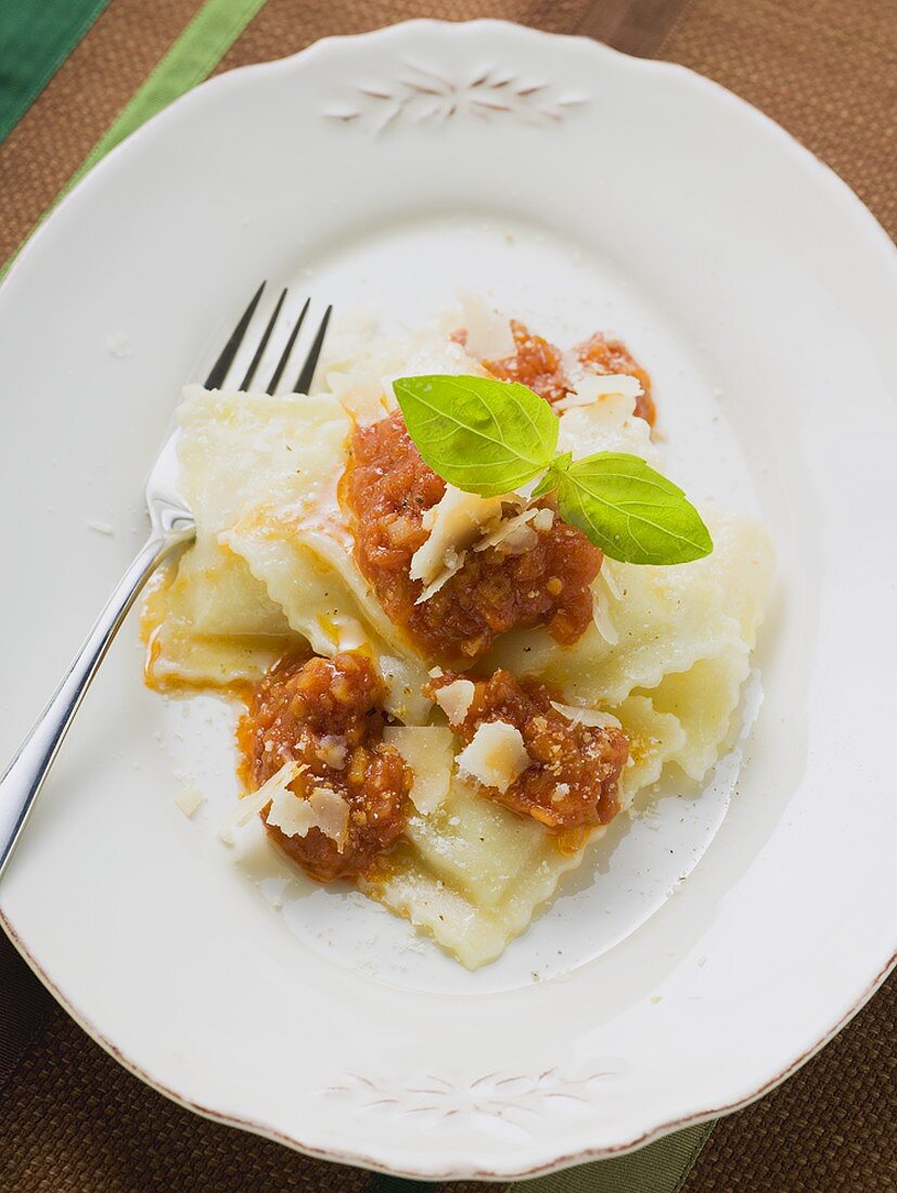 Ravioli mit Tomatensauce