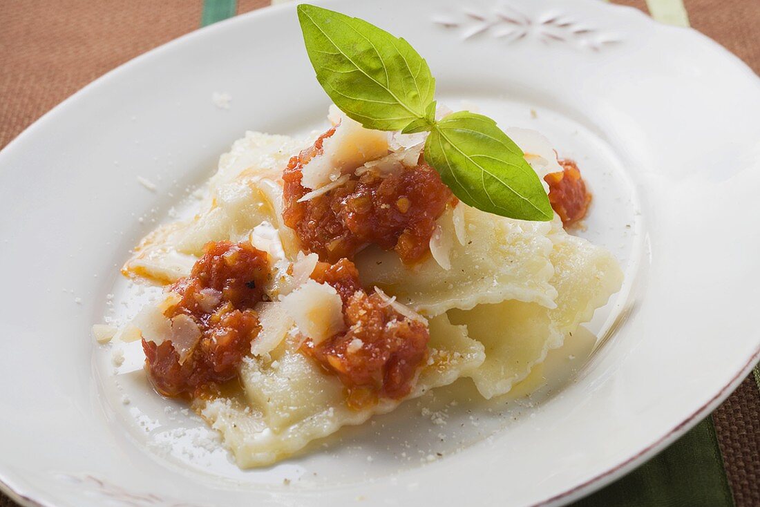 Ravioli mit Tomatensauce