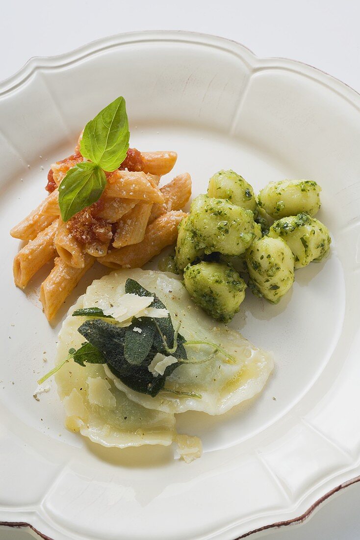 Penne, Gnocchi und Ravioli auf einem Teller