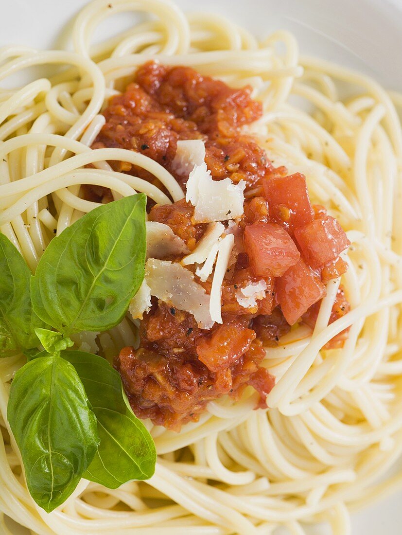 Spaghetti mit Tomatensauce und Basilikum