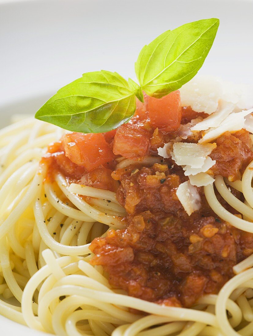 Spaghetti mit Tomatensauce und Basilikum