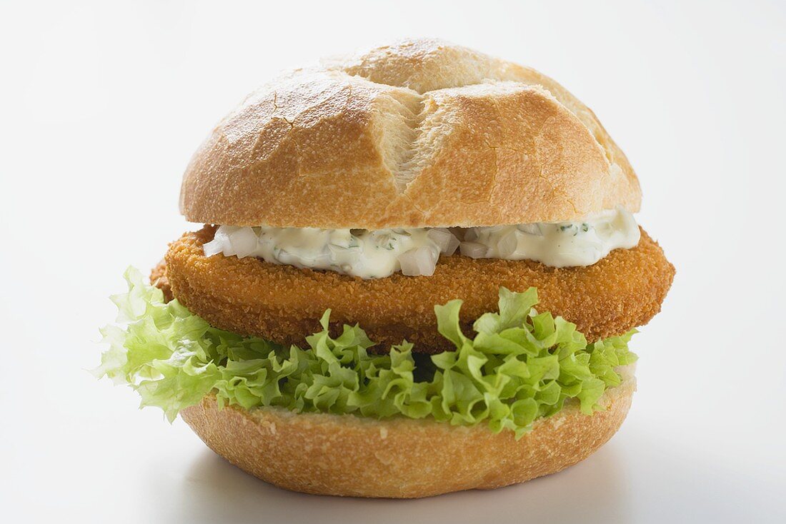 Schnitzelsemmel mit Remoulade und Salatblatt