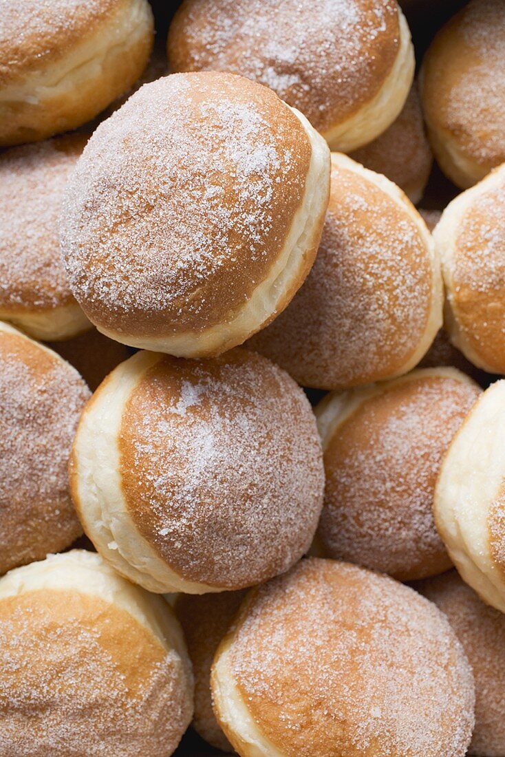 Viele Krapfen (bildfüllend)