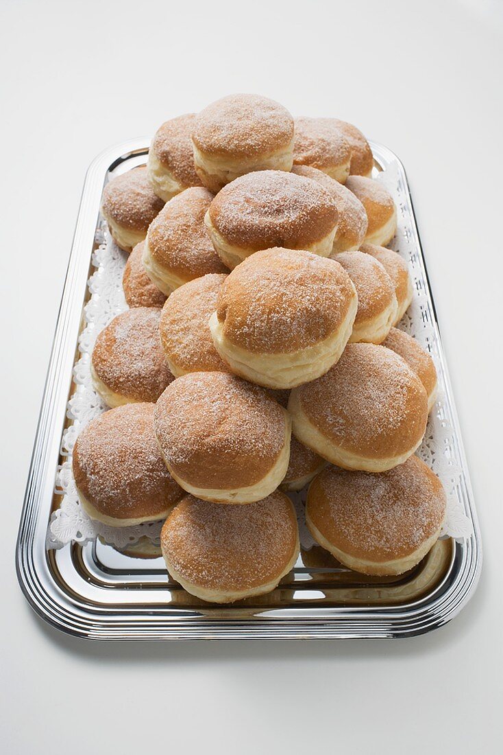 Ein Haufen Krapfen auf Silbertablett