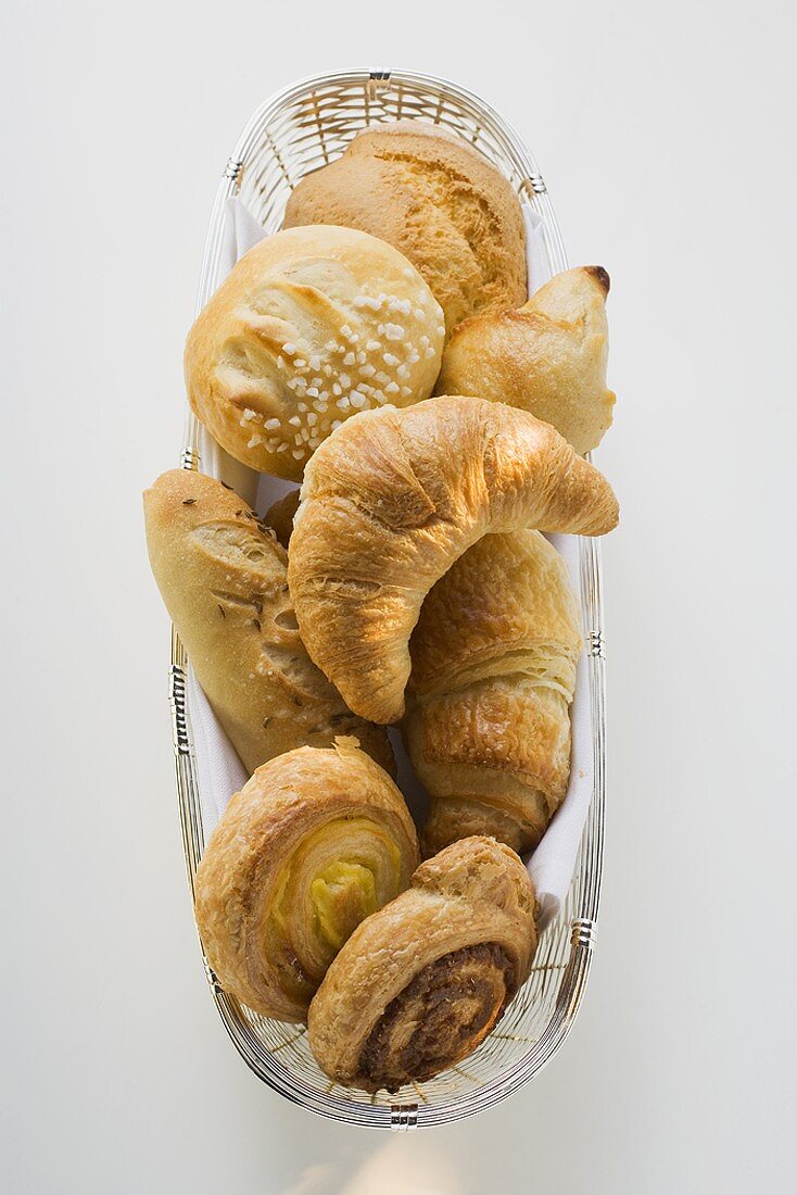 Brötchen und süsses Gebäck im Brotkorb