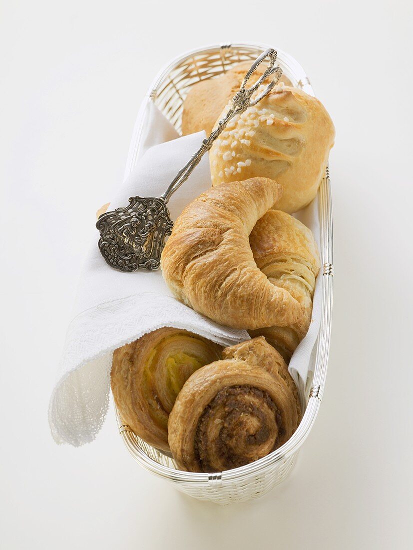 Croissant und süsses Gebäck im Brotkorb