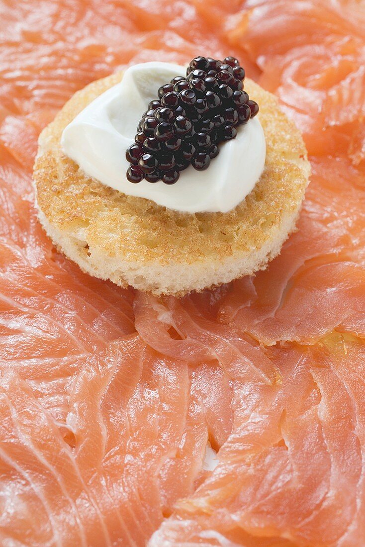 Smoked salmon with toast, crème fraîche and caviar
