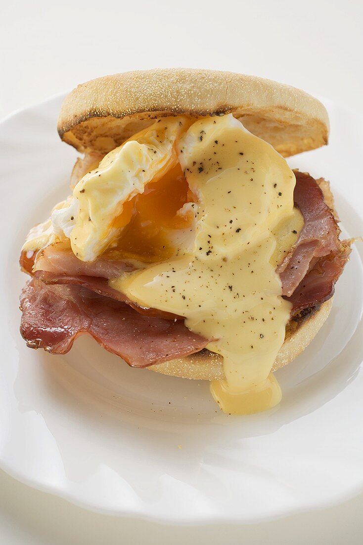 English muffin with fried egg, bacon & cheese sauce (USA)