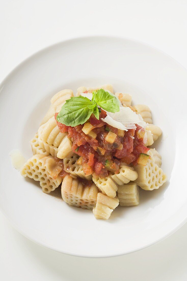 Nudeln mit Tomaten-Zucchini-Sauce