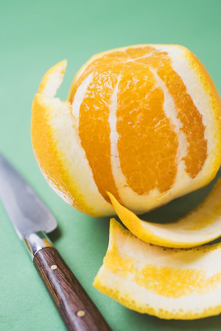 Geschälte Orange, daneben Messer