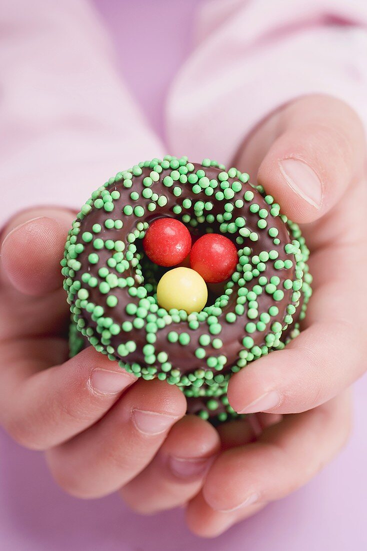 Kinderhände halten Ostersüssigkeiten