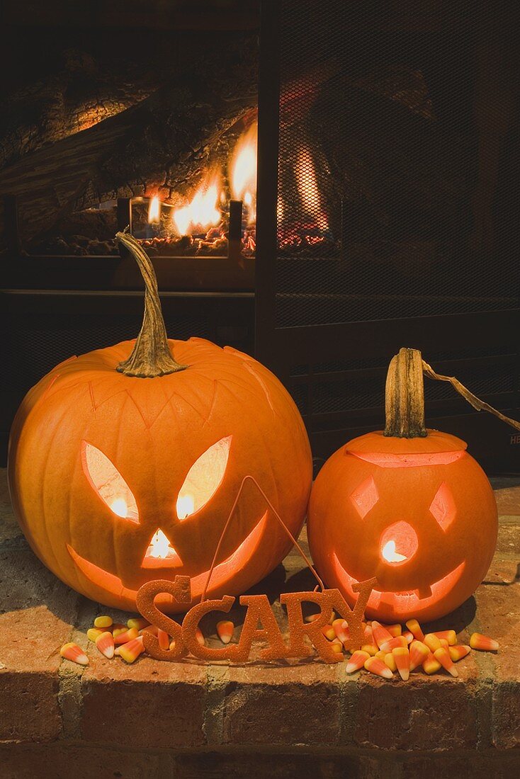 Kürbislaternen, Schrift Scary und Candy Corn zu Halloween