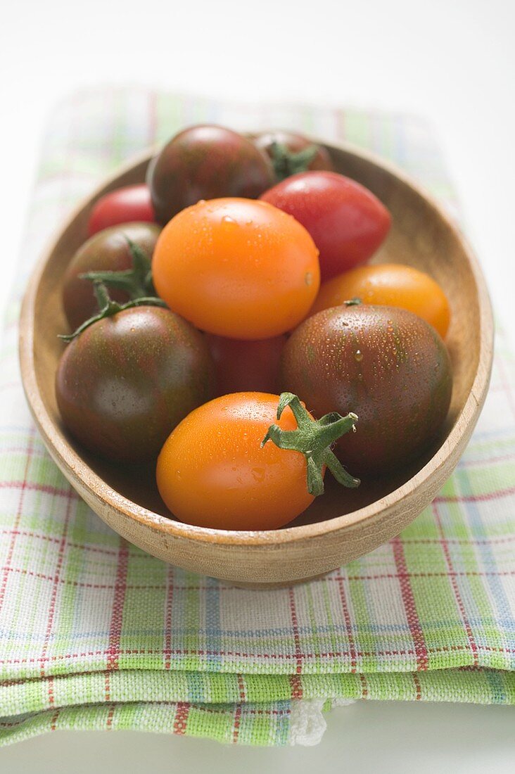 Verschiedene Tomaten in Holzschale