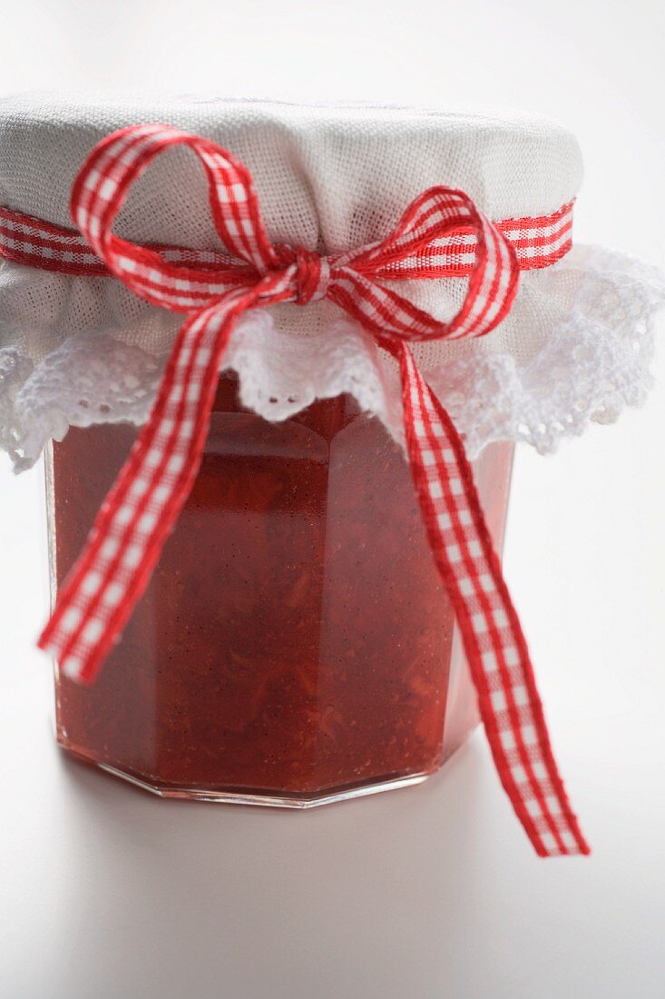 Glas Erdbeer-Rhabarber-Marmelade