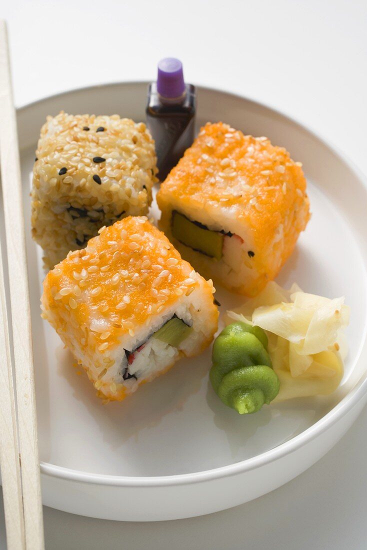 Inside-Out-Rolls mit Sojasauce, Ingwer und Wasabi