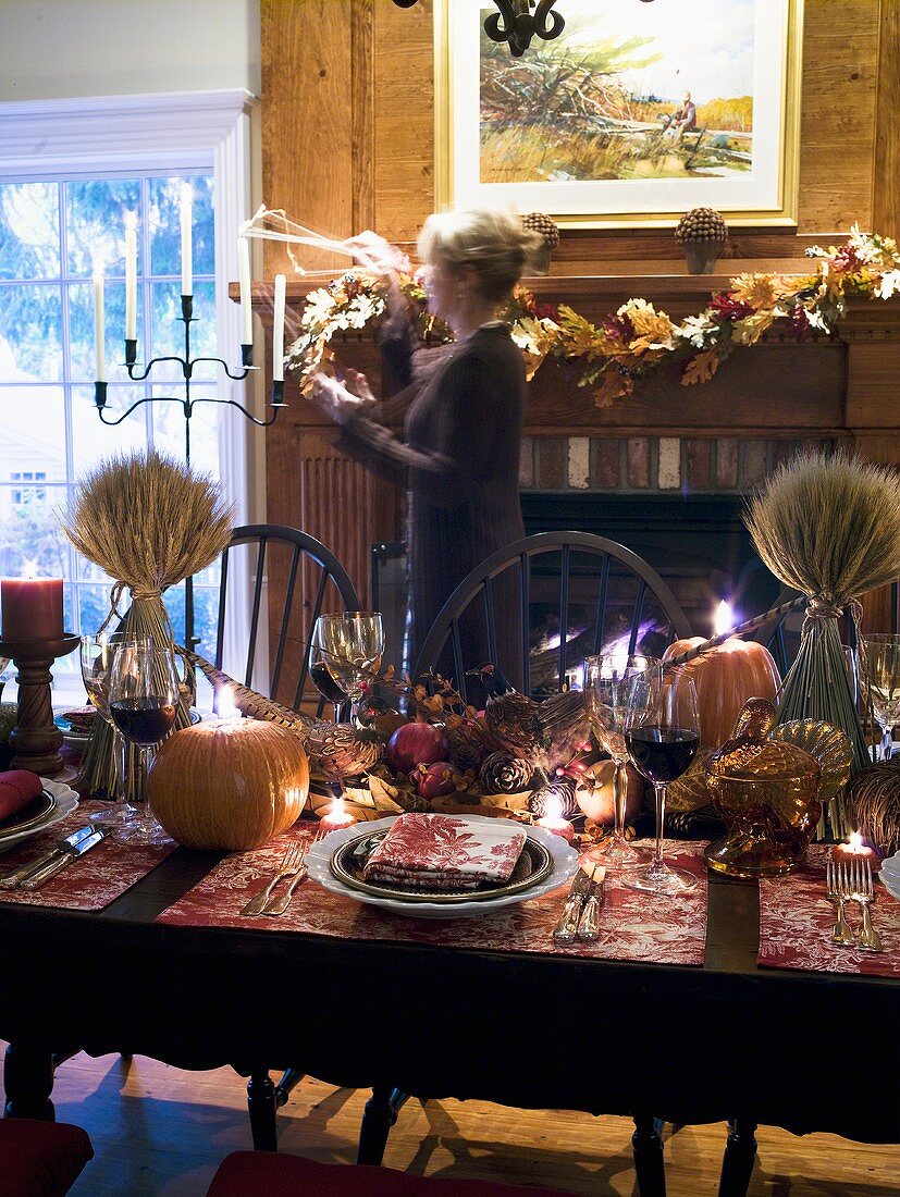 Gedeckter Tisch zu Thanksgiving, Frau im Hintergrund (USA)