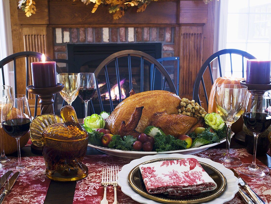 Gefüllter Truthahn auf gedecktem Tisch zu Thanksgiving (USA)