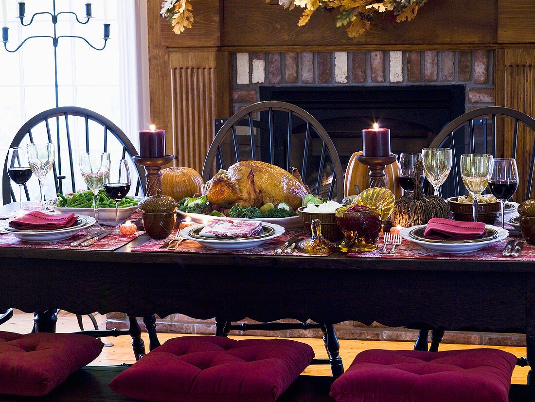 Gefüllter Truthahn auf gedecktem Tisch zu Thanksgiving (USA)