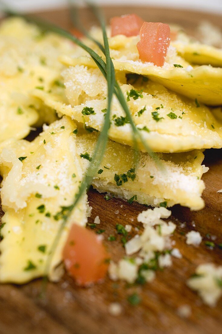 Ravioli mit Tomatenwürfeln und Parmesan (Ausschnitt)