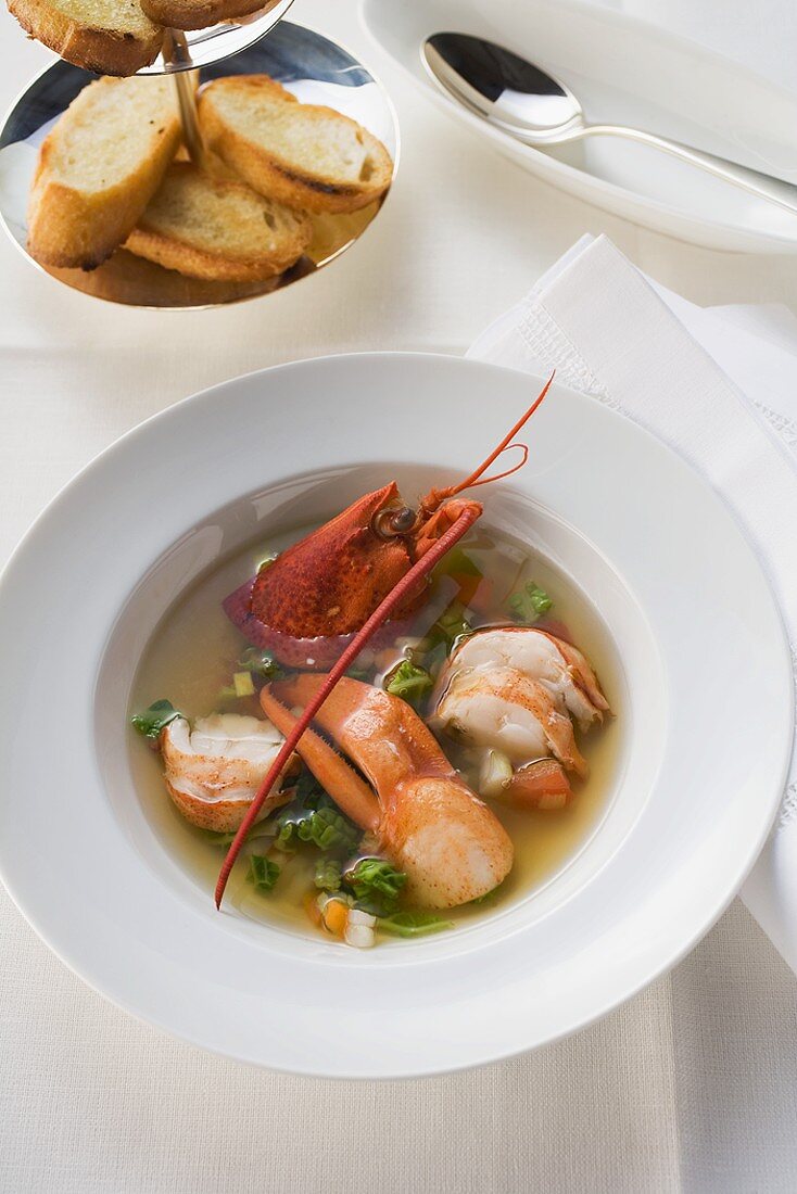 Hummersuppe und geröstete Brotscheiben