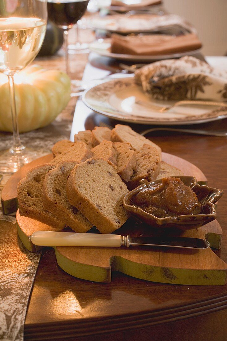 Brot und Aufstrich am gedeckten Tisch zu Thanksgiving (USA)