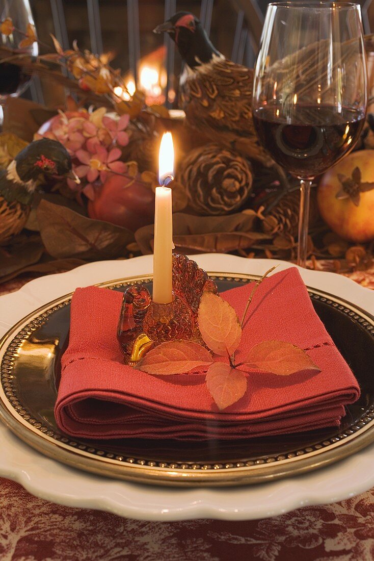 Festliches Gedeck mit Kerze zu Thanksgiving (USA)