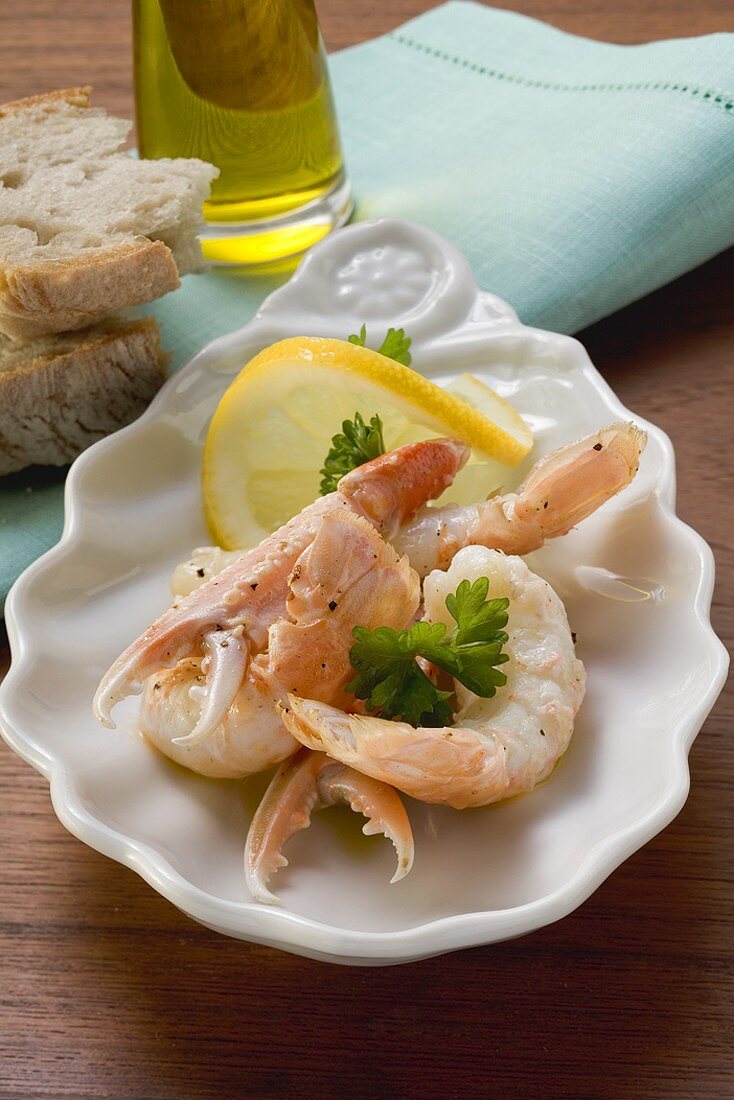 Scampi mit Zitrone und Petersilie, Brot, Olivenöl