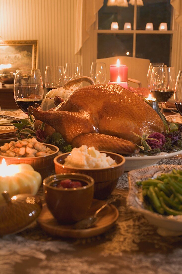Gefüllter Truthahn mit Beilagen zu Thanksgiving (USA)
