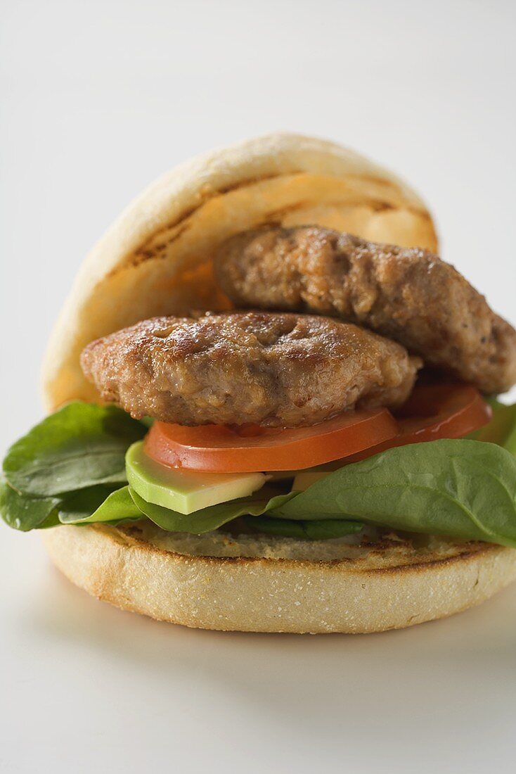 Hamburger mit Spinat, Avocado und Tomaten