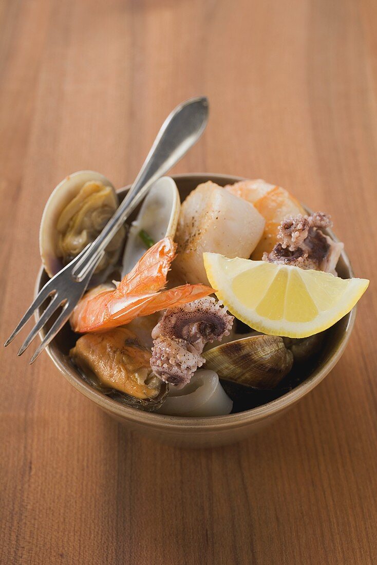 Seafood with wedge of lemon