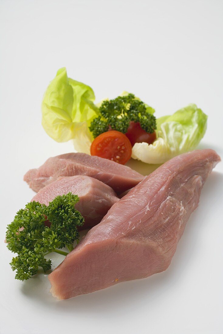Schweinefilet mit Petersilie, Tomate und Salatblatt