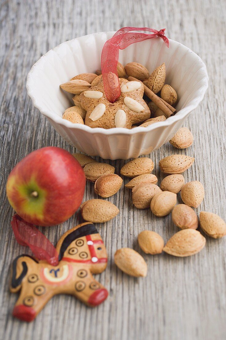 Lebkuchenanhänger, Mandeln und Apfel