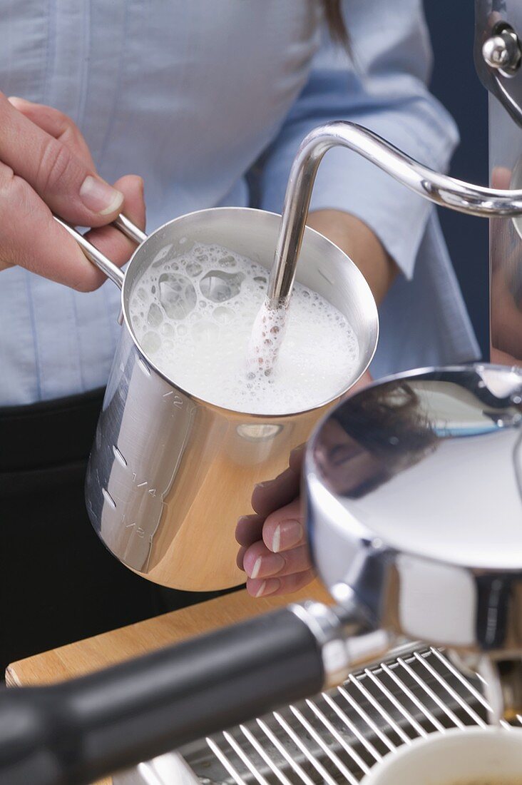 Milch mit Espressomaschine aufschäumen