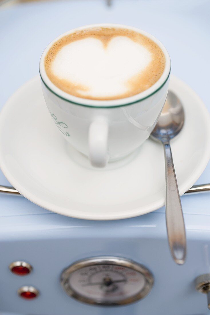 Tasse Cappuccino mit herzförmigem Milchschaum