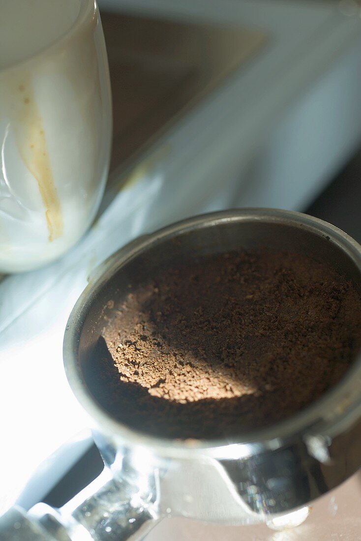 Espressotasse und Reste von überbrühtem Kaffeepulver