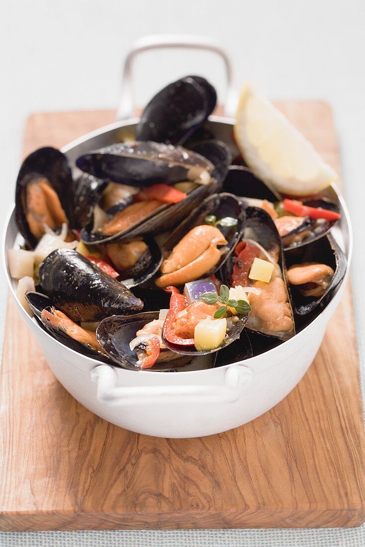 Mussels with vegetables and lemon